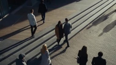 Ofis Yöneticileri ve İş Adamları Sabah İşe İşe İşe Dönüş ya da Ayağında Güneşli Bir Gün 'de Ofis' ten. Yayalar çok şık giyinidirler. İki İşadamı Tokalaşıyor. Yukarıdan Görüntü.
