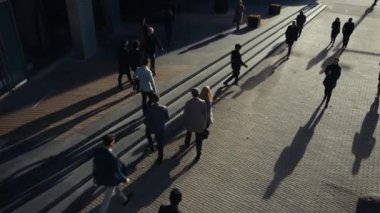 Ofis Yöneticileri ve İş Adamları Sabah İşe İşe İşe Dönüş ya da Ayağında Güneşli Bir Gün 'de Ofis' ten. Yayalar çok şık giyinidirler. Şehir merkezinde Yürüyen Başarılı İnsanlar. Yukarıdan Görüntü.