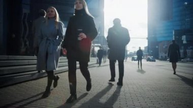 Ofis Yöneticileri ve İş Adamları Sabah İşe İşe İşe Dönüş ya da Ayağında Güneşli Bir Gün 'de Ofis' ten. Yayalar çok şık giyinidirler. Şehir merkezinde Yürüyen Başarılı İnsanlar. Şehir merkezinde Bulutlu Gün