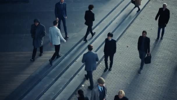 Office Managers and Business People Commute to Work in the Morning or from Office on a Sunny Day on Foot. Pedestrians are Dressed Smartly. Two Businessmen Shake Hands. Footage from Above. — Stock Video