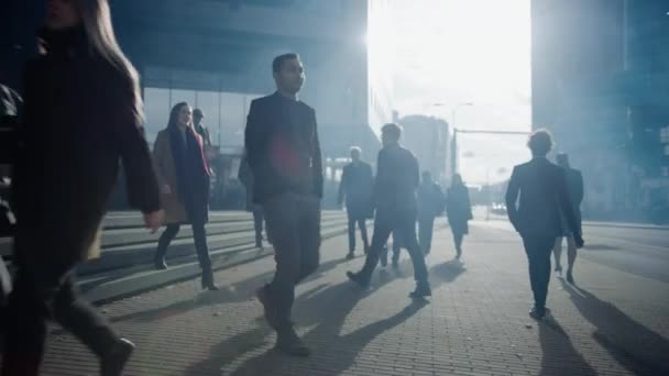 Irodavezetők és üzletemberek ingáznak munkába reggel vagy irodából egy napos napon gyalog. A gyalogosok okosan öltözködnek. Sikeres emberek sétálnak a belvárosban. Felhős nap a belvárosban — Stock videók