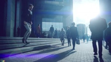 Ofis Yöneticileri ve İş Adamları Sabah İşe İşe İşe Dönüş ya da Ayağında Güneşli Bir Gün 'de Ofis' ten. Yayalar çok şık giyinidirler. Şehir merkezinde Yürüyen Başarılı İnsanlar. Şehir merkezinde Bulutlu Gün