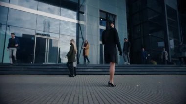 Ofis Yöneticileri ve İş Adamları Sabah İşe İşe İşe Dönüş ya da Ayağında Güneşli Bir Gün 'de Ofis' ten. Yayalar çok şık giyinidirler. Akıllı Telefonları Tutan Başarılı İnsanlar. Şehir merkezinde bir gün.