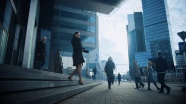 Ofis Yöneticileri ve İş Adamları Sabah İşe İşe İşe Dönüş ya da Ayağında Güneşli Bir Gün 'de Ofis' ten. Yayalar çok şık giyinidirler. İki İşadamı Tokalaşıyor. Şehir merkezinde bir gün.
