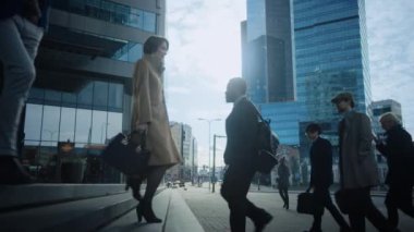 Ofis Yöneticileri ve İş Adamları Sabah İşe İşe İşe Dönüş ya da Ayağında Güneşli Bir Gün 'de Ofis' ten. Yayalar çok şık giyinidirler. Akıllı Telefonları Tutan Başarılı İnsanlar. Şehir merkezinde bir gün.