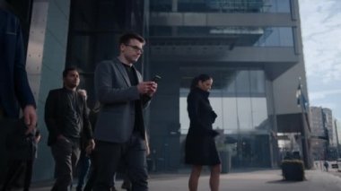 Ofis Yöneticileri ve İş Adamları Sabah İşe İşe İşe Dönüş ya da Ayağında Güneşli Bir Gün 'de Ofis' ten. Yayalar çok şık giyinidirler. Akıllı Telefonları Tutan Başarılı İnsanlar. Yukarıdan Görüntü.