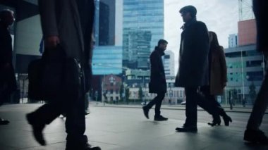 Ofis Yöneticileri ve İş Adamları Sabah İşe İşe İşe Dönüş ya da Ayağında Güneşli Bir Gün 'de Ofis' ten. Yayalar çok şık giyinidirler. Akıllı Telefonları Tutan Başarılı İnsanlar. Yukarıdan Görüntü.