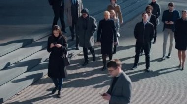Çok Kültürlü Büro Yöneticileri ve İş Adamları Aniden Sokakta Durdu ve Yukarı Baktı. İnanılmaz, Fantastik ya da Trajik Olay Yaşanıyor.