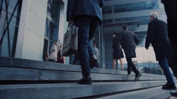 Office Managers and Business People Commute to Work in the Morning or from Office on a Sunny Day on Foot. Pedestrians are Dressed Smartly. Successful People Holding Smartphones. Slow Motion Footage. — Stock Video