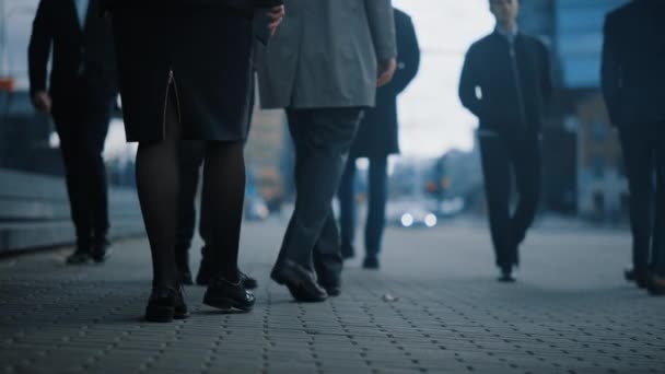 Close-up Leg shot van een zakenman die te voet naar het kantoor pendelt. Managers en zakenmensen lopen over een drukke voetgangersstraat. Bewolkte dag in het centrum. — Stockvideo