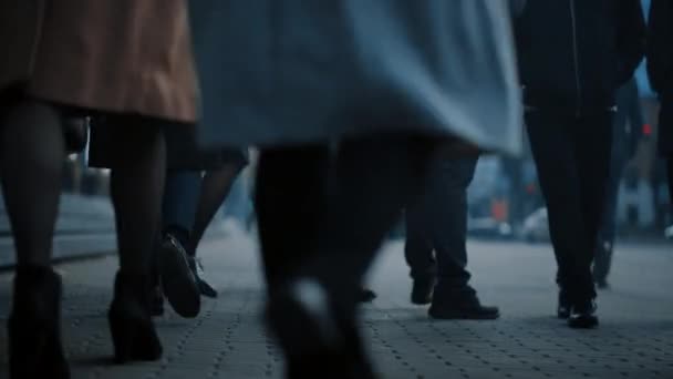 Primer plano de la pierna tiro de una gente de negocios conmutando a la oficina a pie. Los gerentes y empresarios caminan por una calle peatonal abarrotada. Día nublado en el centro . — Vídeo de stock