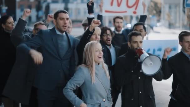Çok Kültürlü Büro Yöneticileri ve İş Adamları bir caddenin dışında grev yapıyorlar. Kadın ve erkekler adalet için bağırıyor, ellerinde bir megafon, pankartlar ve posterler var. Ekonomik Kriz Grevi. — Stok video
