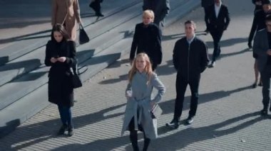 Çok Kültürlü Büro Yöneticileri ve İş Adamları Aniden Sokakta Durdu ve Yukarı Baktı. İnanılmaz, Fantastik ya da Trajik Olay Yaşanıyor. Kalabalık Akıllı Telefonları Aldı ve Kayıt Videosu.