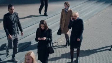 Ofis Yöneticileri ve İş Adamları Sabah İşe İşe İşe Dönüş ya da Ayağında Güneşli Bir Gün 'de Ofis' ten. Yayalar çok şık giyinidirler. Akıllı Telefonları Tutan Başarılı İnsanlar.
