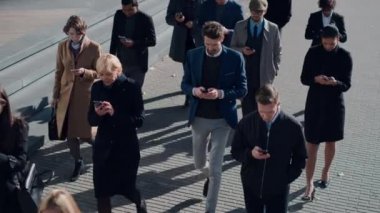 Çok Kültürlü Büro Yöneticileri ve İş Adamları Sabah İşe İşe İşe Dönüş ya da Ayağında Güneşli Bir Gün 'de Ofis' ten. Yayalar çok şık giyinidirler. Akıllı Telefonları Tutan Başarılı İnsanlar.