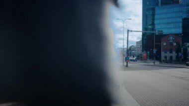 Çok Kültürlü Büro Yöneticileri ve Sokaklarda Yürüyen İş Adamları. Kadın ve Erkek İş Merkezi ve Tokalaşma Merkezi 'nin yanında Şirket Ortağıyla Tanışır.