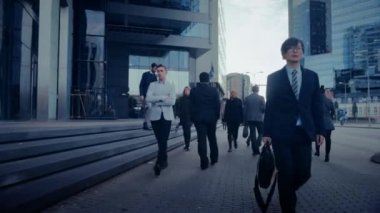 Ofis Yöneticileri ve İş Adamları Bulutlu Bir Gün 'de Sabah İşe Gidiş Gidiş Gidiş Gidiş Gidiş Gidiş Gidiş Yapıyor. Yayalar her zaman şık giyinirler. Akıllı Telefonları Tutan Başarılı İnsanlar.