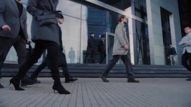 Ofis yöneticileri ve iş adamları sabah işe giderken ya da şehir merkezinde Bulutlu bir günde ofisten işe giderken. Yayalar her zaman şık giyinirler. Akıllı Telefonları Tutan Başarılı İnsanlar.