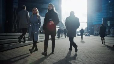 Çeşitli ve Çok Kültürlü Büro Yöneticileri ve İş Adamları Sabah İşe İşe İşe Gidiş Gidiş Gidiş Gidiş Gidiş Gidiş Gidiş Gidiş Gidiş Ya da Bulutlu Bir Gün 'de Ofis' ten. Yayalar her zaman şık giyinirler. Akıllı Telefon Kullananlar.