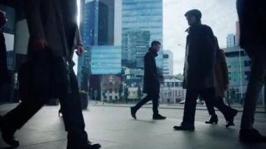 Ofis Yöneticileri ve İş Adamları Sabah İşe İşe İşe Dönüş ya da Ayağında Güneşli Bir Gün 'de Ofis' ten. Yayalar her zaman şık giyinirler. Başarılı insanlar ciddi ve konsantre görünürler..