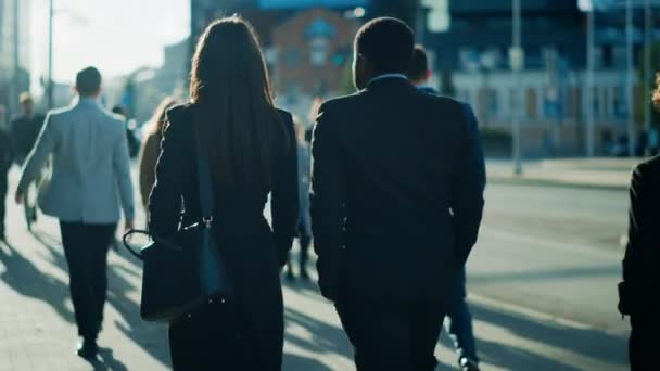 Mångfaldiga och mångkulturella kontorschefer och affärsmän pendlar till jobbet på morgonen eller från kontoret på en mulen dag på foten. Fotgängare är Smart Casually Dressed. Personer som använder smartphones. — Stockvideo