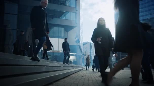 Mångfaldiga och mångkulturella kontorschefer och affärsmän pendlar till jobbet på morgonen eller från kontoret på en mulen dag på foten. Fotgängare är Smart Casually Dressed. Personer som använder smartphones. — Stockvideo