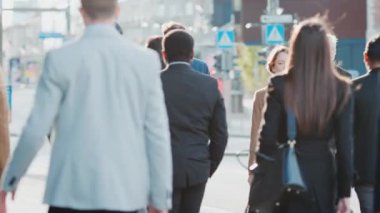 Çeşitli ve Çok Kültürlü Büro Yöneticileri ve İş Adamları Sabah İşe İşe Dönüş ya da Ayağında Güneşli Bir Gün Ofisi 'nden. Yayalar her zaman şık giyinirler. Başarılı görünüyorlar..