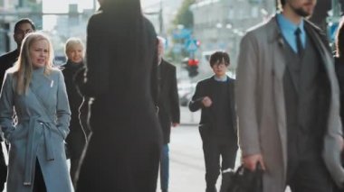 Çeşitli ve Çok Kültürlü Büro Yöneticileri ve İş Adamları Sabah İşe İşe Dönüş ya da Ayağında Güneşli Bir Gün Ofisi 'nden. İki Kadın Ofise Giderken Konuşuyor.