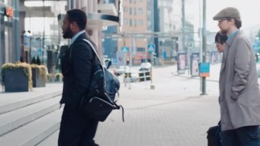 Çeşitli ve Çok Kültürlü Büro Yöneticileri ve İş Adamları Sabah İşe İşe Dönüş ya da Ayağında Güneşli Bir Gün Ofisi 'nden. Yayalar her zaman şık giyinirler. Akıllı Telefon Kullananlar.