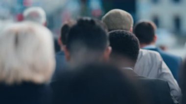 Çeşitli ve Çok Kültürlü Büro Yöneticileri ve İş Adamları İşe Dönüş ya da Yürüyen Ofis 'ten. Yayalar şık giyinir ve yürüyüp giderler. Şehir merkezinde Yürüyen Başarılı İnsanlar. Yumuşak Odaklanma.