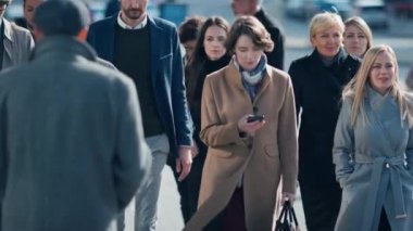 Çeşitli ve Çok Kültürlü Büro Yöneticileri ve İş Adamları İşe Dönüş ya da Yürüyen Ofis 'ten. Yayalar Aygıt kullanır. Şehir merkezinde Yürüyen Başarılı İnsanlar. Yumuşak Hareketli Odaklanma.