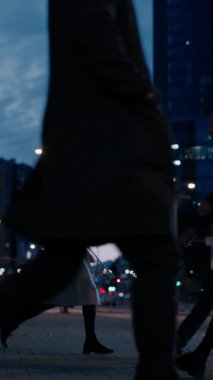 Ofis Yöneticileri, İş Adamları İşe Dönüş ya da Akşam Ayakları Ofisinden. Yayalar çok şık giyinidirler. İnsanlar başarılıdır. Dikey Ekran Yönelimli Video Görüntüsü 9: 16.