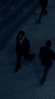 Yüksek Açı Ofis Yöneticileri ve İş Adamları Sabah İşe İşe Dönüş ya da Ayağın Üzerinde Akşam Ofisinden. Dikey Ekran Yönelimli Video Görüntüsü 9: 16Smartphone.