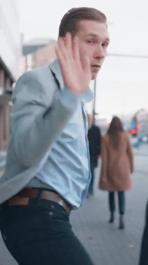 Neşeli Genç İş Adamı Şehir Caddesinde Aktif Dans Ediyor. Ofis Müdürü işe gidip gelen kalabalık ofis kalabalığından geçiyor. Dikey Ekran Yönelimli Video Görüntüsü 9: 16Smartphone.