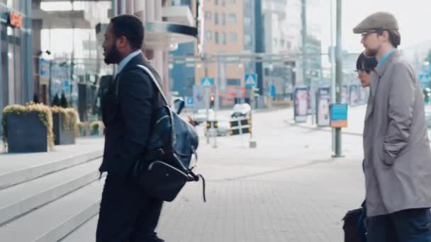 Divers gestionnaires de bureau et gens d'affaires multiculturels se rendent au travail le matin ou du bureau par une journée ensoleillée à pied. Les piétons sont habillés intelligemment. Personnes utilisant des téléphones intelligents . — Video