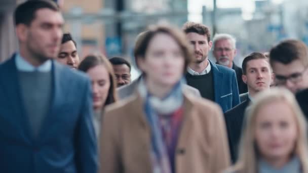 Diversos y multiculturales gerentes de oficina y gente de negocios viajan al trabajo por la mañana o desde la oficina a pie. Los peatones están vestidos con elegancia. Gente exitosa caminando en el centro . — Vídeo de stock