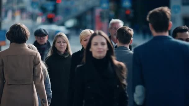 Directores de Oficina Diversos y Multiculturales y Empresarios viajan al trabajo o desde Office on Foot. Los peatones usan dispositivos. Gente exitosa caminando en el centro. Foco móvil suave . — Vídeo de stock