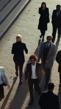 Ofis Yöneticileri ve İş Adamları Yüksek Açı Fotoğrafı Sabah İşe İşe Dönüş ya da Ayağında Güneşli Bir Gün 'de Ofisten. Dikey Ekran Yönelimli Video Görüntüsü 9: 16Smartphone.