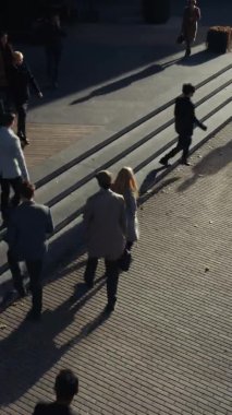 Ofis Yöneticileri ve İş Adamları Yüksek Açı Fotoğrafı Sabah İşe İşe Dönüş ya da Ayağında Güneşli Bir Gün 'de Ofisten. Dikey Ekran Yönelimli Video Görüntüsü 9: 16Smartphone.