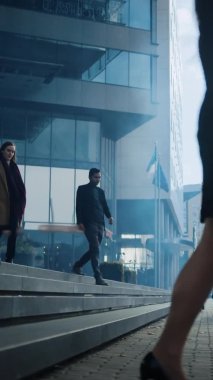 Çeşitli ve çok kültürlü ofis yöneticileri ve iş adamları işe yürüyerek gidip geliyor. Yayalar her zaman şık giyinirler. Dikey Ekran Yönelimli Video Görüntüsü 9: 16.
