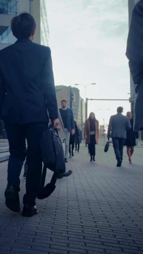 Různí a multikulturní kanceláře manažeři a obchodní lidé dojíždějí do práce pěšky. Chodci jsou elegantně oblečeni. Video záběry s vertikální orientací obrazovky 9: 16. — Stock video