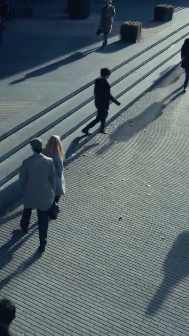 High Angle Shot of Office Managers and Business People Commuting to Work in the Morning ou do Office em um dia ensolarado a pé. Filmagem de vídeo com orientação de tela vertical 9: 16.Smartphones . — Vídeo de Stock