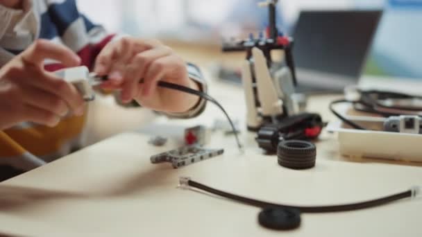 Akıllı Öğrenci Küçük Robot Yapıyor / Yapıyor ve Robot Mühendisliği Sınıfı için Dizüstü bilgisayar kullanıyor. Teknoloji ile çalışan yetenekli parlak çocukların olduğu bir bilim sınıfı. — Stok video