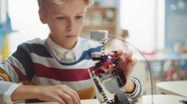 Öğrenci Küçük Robot Yapıyor / Yapıyor ve Robot Mühendisliği Sınıfı için Dizüstü bilgisayar kullanıyor. Teknoloji ile çalışan yetenekli parlak çocukların olduğu ilköğretim okulu bilim sınıfı.