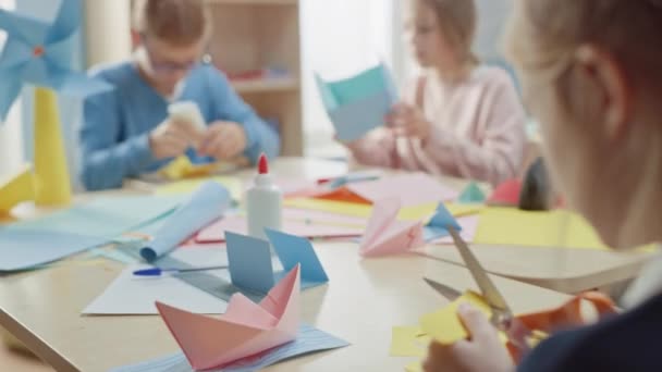 Escola Primária de Artes e Ofícios Classe: Grupo Diverso de Crianças Inteligentes Divirta-se em um Projeto de Artesanato, Usando Papel Colorido, Tesoura e Cola para Criar Papel Divertido Mache. Arco câmera tiro — Vídeo de Stock