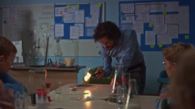 Okul Kimya Sınıfı: İlgili Çocuklar, Güzel Havai Fişekler Oluşturarak Bilim Deneyini Nasıl Tutkulu Bir Öğretmenin Gösterdiğini İzleyin. Çocuklar Modern Eğitimde Eğleniyor