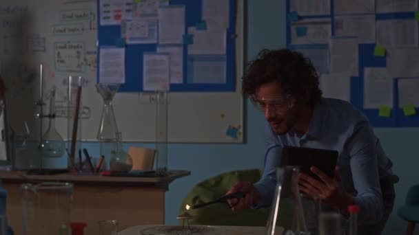 School Chemistry Classroom : Engrossed Children Regarder comment l'enseignant enthousiaste montre l'expérience scientifique en mettant la poudre sur le feu Créer de beaux feux d'artifice. Les enfants s'amusent Éducation moderne