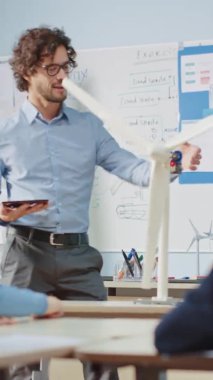 Öğretici / Öğretmen Dijital Tablet Bilgisayarının Portresi Yenilenebilir Enerji ve Rüzgar Türbinlerinin Mühendisliği hakkında konuşuyor. Dikey Ekran Yönelimli Video Görüntüsü 9: 16