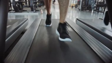 Koşu bandında Koşan Atletik Kaslı Adam, Bacak ve Kardiyo Günü. Modern Spor Salonunda Güçlü Adam Eğitimi. Spor İnsanlar Spor Kulübü 'nde çalışıyor. Bacaklar Odaklı Alçak Zemin Çekimi 'nin Ön Görüntüsü