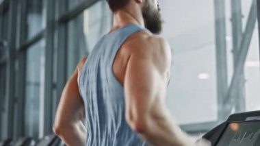 Koşu bandında Koşan Sakallı Kaslı Adam, Bacak ve Kardiyo Spor Günü. Modern Fitness Kulübü 'nde Antrenman Yapan Güçlü Adam. Yan Görünüm Yavaş Hareket Kamerası Görüntüsü